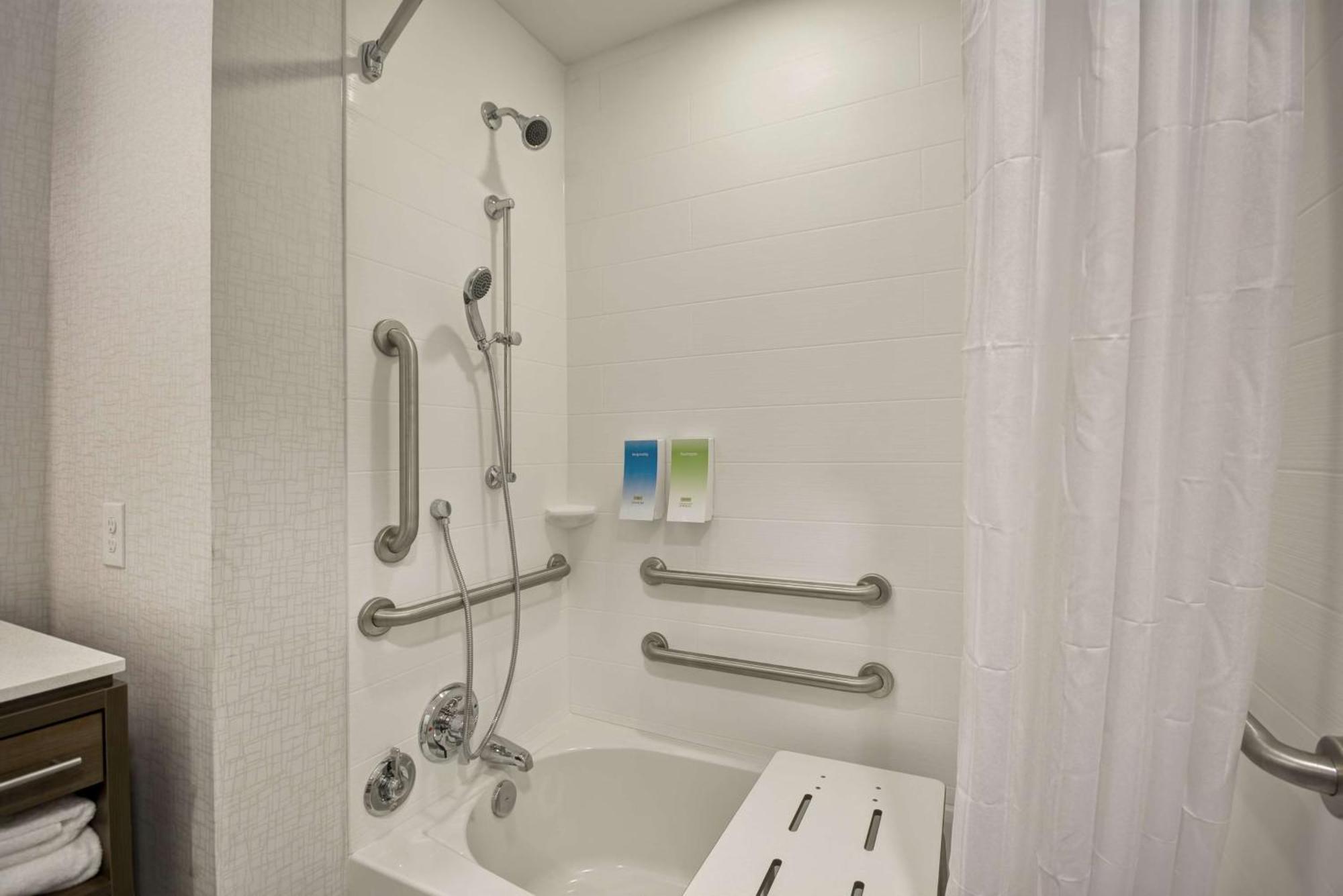 Home2 By Hilton Cincinnati 3*