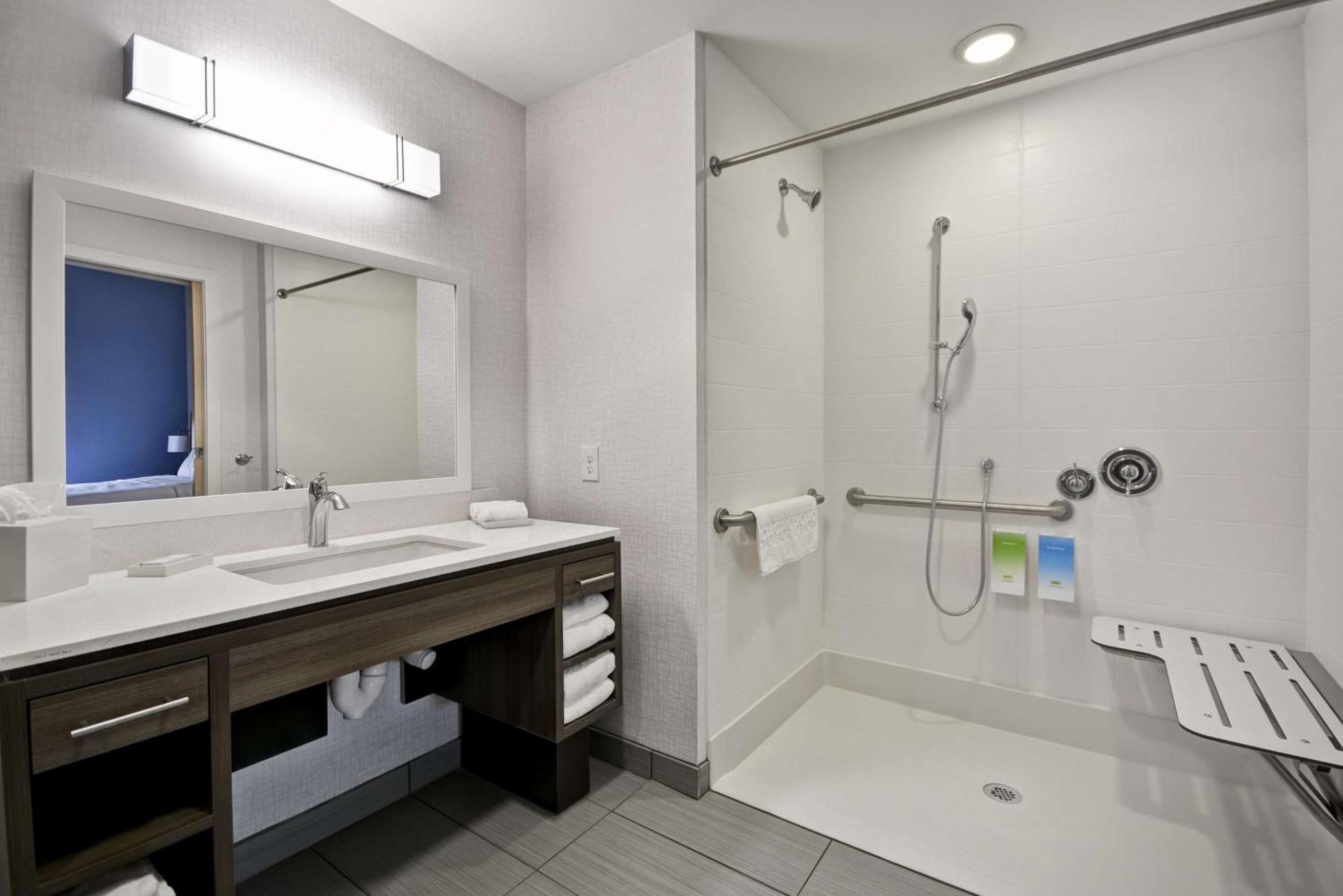 Home2 By Hilton Cincinnati Hotel 3*